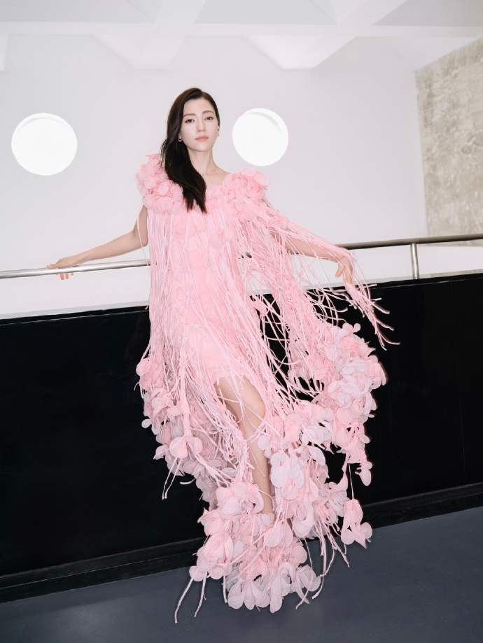 红粉女郎娜然，状态真不错！