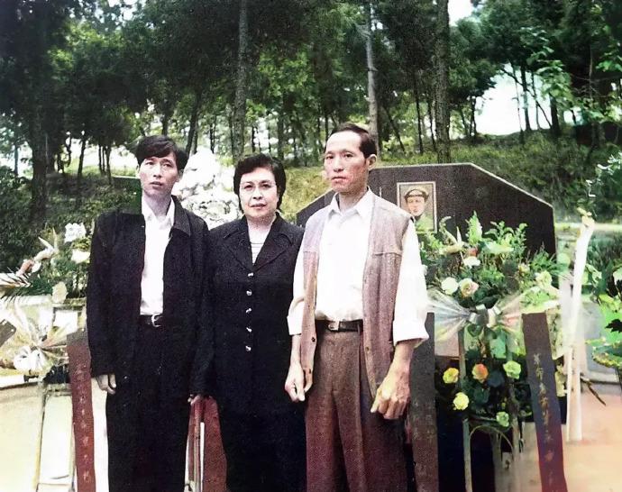 1998年，曾志去世，其骨灰下葬井冈山，陶斯亮与大哥石来发，及孩子们前来参加祭拜