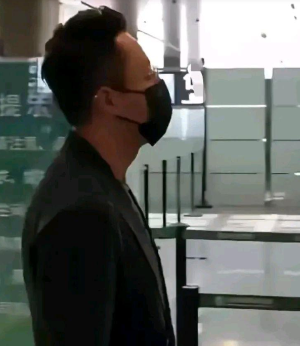 昨晚凌晨两点多狗仔还在跟拍小汪总的座驾时，突然发现他紧急折返直奔机场。

全网都