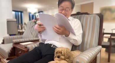 李在明总统首晒宠物狗巴比：只粘着太太，我有点小失落

7月14日，韩国总统李
