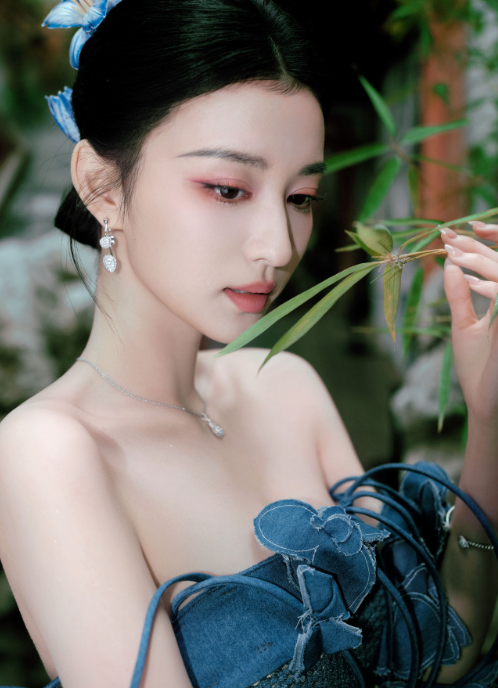 王楚然这脸，真的无论穿什么都好看，期待不一样的精彩，超可以的！