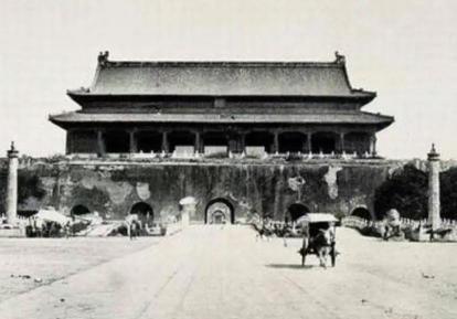 1969 年末，中央打算拆掉天安门广场再重新建设，然而在施工的时候，工人们在旧天