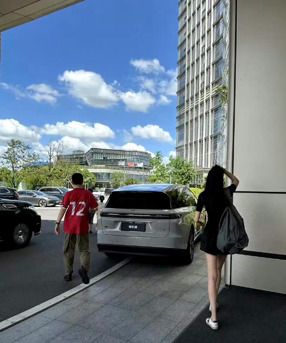 李想老婆这身材绝了，谁能看得出这是生了5个孩子的妈妈？
李想夫妇现身常州观看苏超