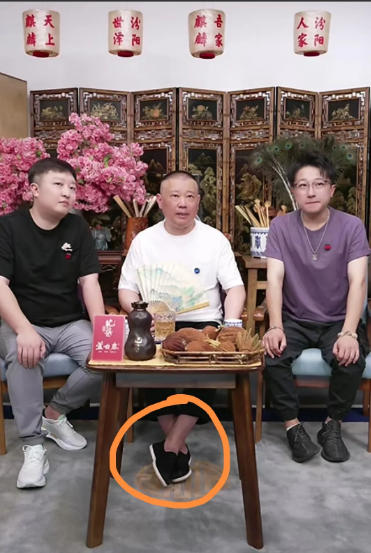 郭德纲穿杨议直播间卖的同款小布鞋！有好事的黑粉问，郭老师布鞋从哪买的？郭德纲回答