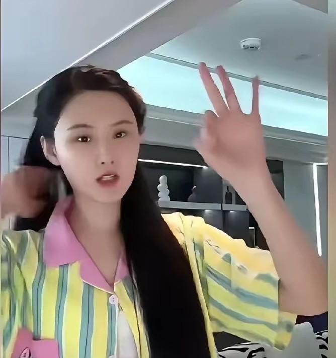 杨颖颖自己说，已经三年没跟男人说话，没交往男性朋友，我咋就不信呢，你都不跟男人说