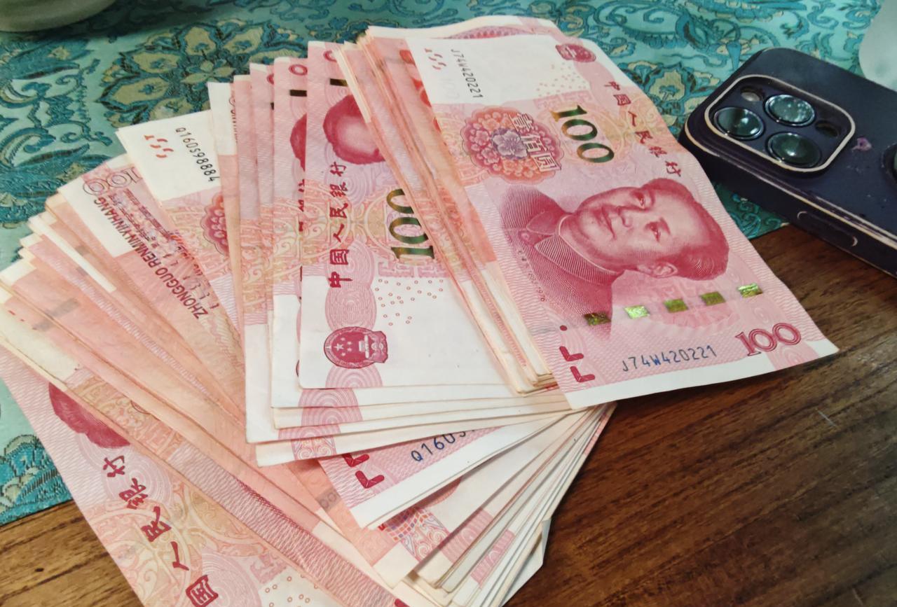 一大早吃过早饭，老公就要骑电瓶车说去隔壁镇上，让我去给他取钱。
他说没有现金了，