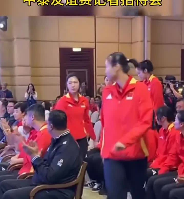 🔴中国女排的副队长是王媛媛🔴
中国女排全体队员在出席中泰友谊赛记者招待会时