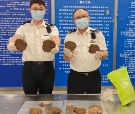 无语了！长沙黄花机场，一名进境乘客行李突发异常，关员当场开箱，一翻东西，原本严肃