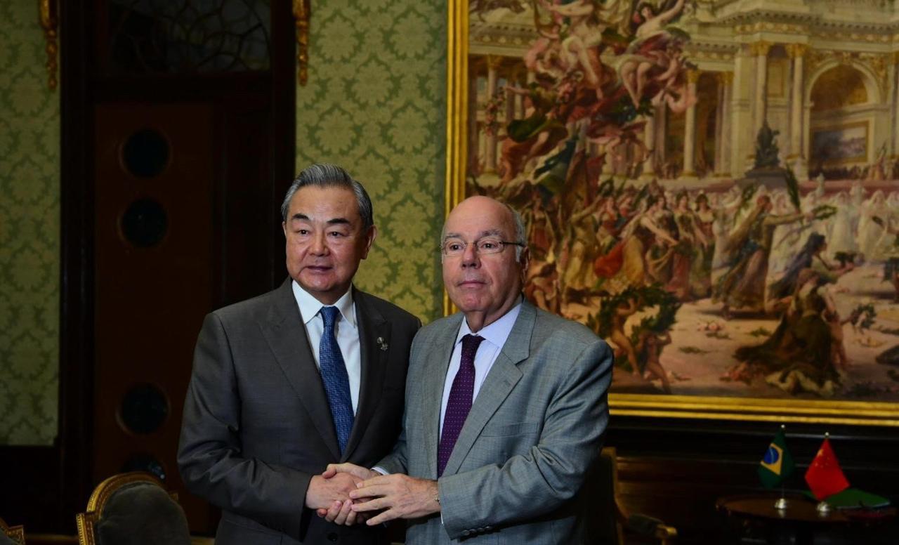 中国和巴西谈妥了
在会议的第二天开始前，外交部长王毅和巴西外长维埃拉进行了交流，