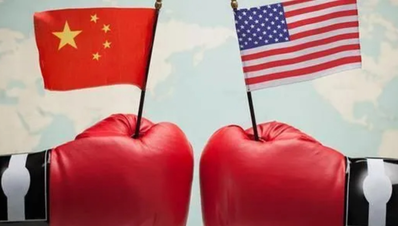 美国赶在中国召开两会前一天，冷不防打出了加征关税一枪！
中国随即反击，宣布对美国