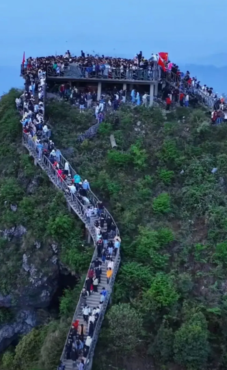 毕节市黔西游船事件给了我很大震撼，也给了我很大的启示，那些有着安全隐患的游乐设施