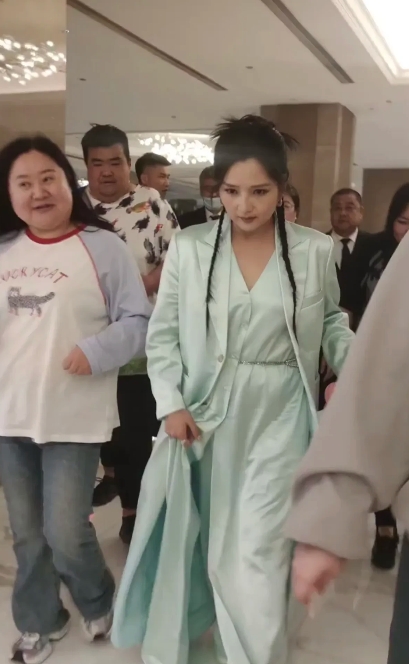 何洁遇到‘硬蹭姐’也是很无奈！这姐混在粉丝里，各种各样的刷存在感。看到有摄像镜头