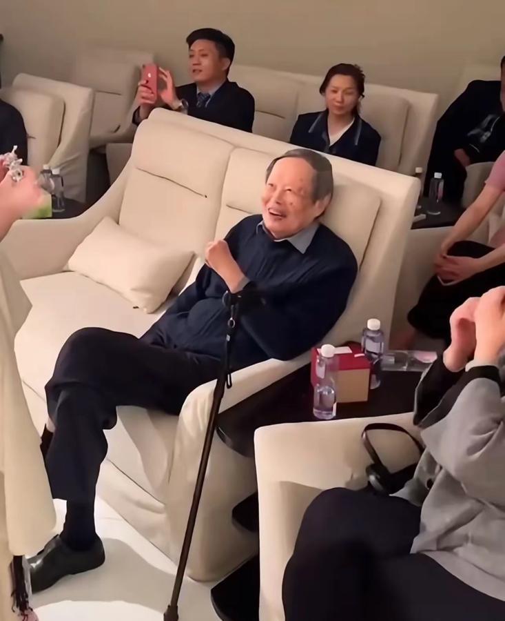 103岁杨振宁给49岁翁帆庆生，请来昆曲演员给翁帆扮上她最喜欢的大青衣，翁帆真美