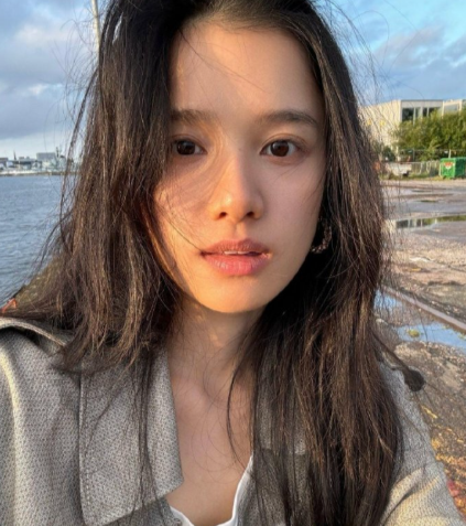 喜欢张婧仪平时发的这种素颜/淡妆的自拍生图，看起来心情都好多了啊 ​​​