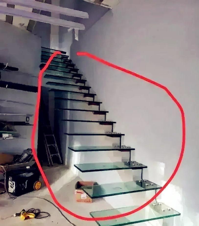 如果把这套房白送给你，但不许更换楼梯，你敢住吗？
说实话我是很含糊的，虽然我知道