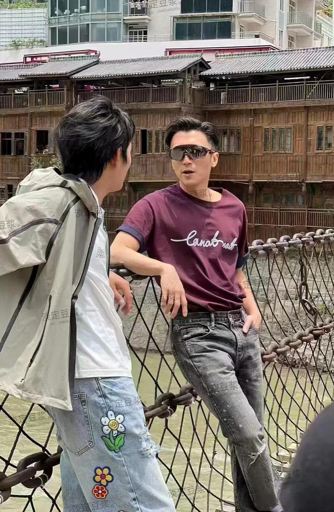 发现歌手谢霆锋像他爸谢贤似的，总喜欢戴个墨镜，看着总“神叨”的耍酷的感觉，看视频