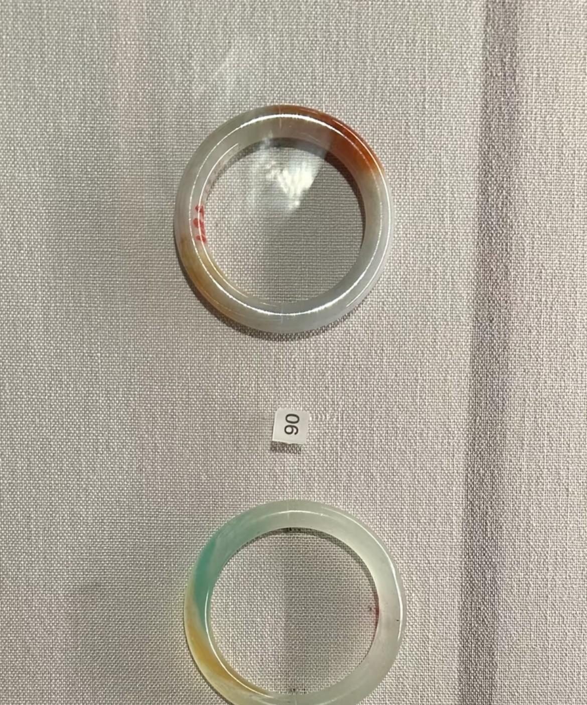 第一次在川大博物馆看到这对三彩翡翠手镯，美到失语！
结果刷到网友说“博物馆可能摆