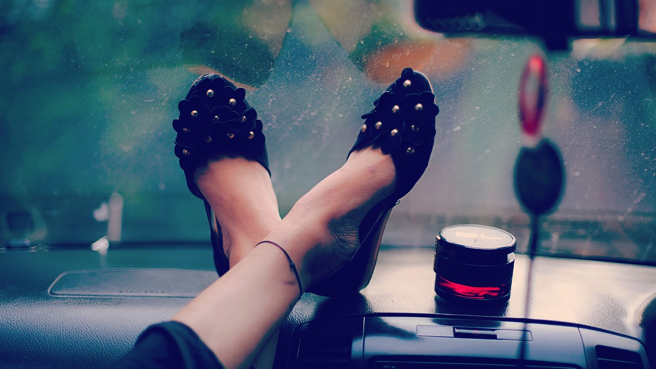 我68岁每天在家族群发早安，三年没停：直到孙女结婚，我才看懂这份沉默