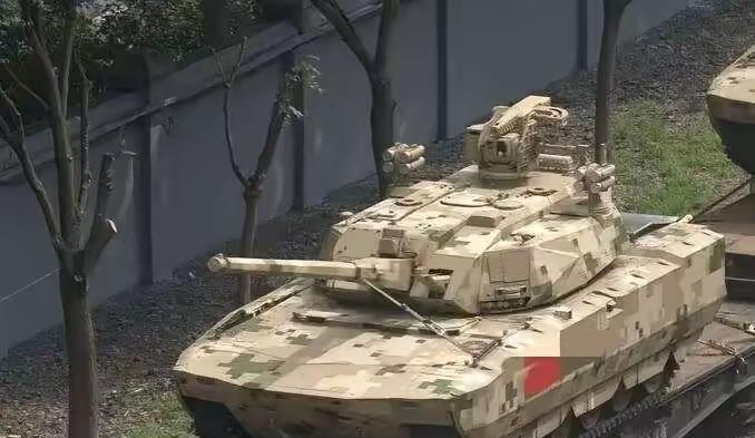 看了一下今天大阅兵的坦克方阵，还真让吴京说对了。两种主战坦克真的没有后视镜。
9