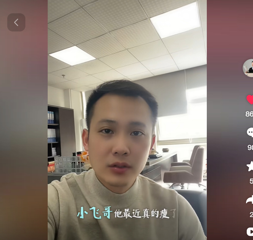 汪小菲亮相麻六记广州店











我的天哪！你们知道吗？汪小菲瘦了！