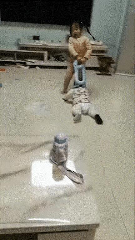 有什么样的爹妈，就有什么样的孩子，或者说有什么样的大人，就有什么样的孩子，画面中