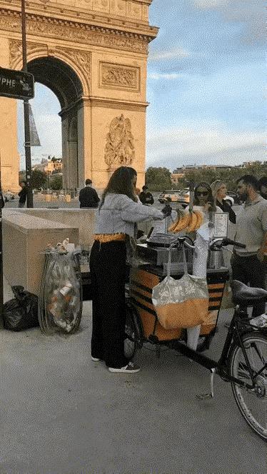 法国的城管难道都不管管这事吗？
这位法国大姐，也不知道是怎么从我们这里偷学去的这