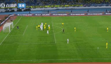 但一进入点球大战，国安队的运气就又来了！
西海岸的外援罚点球就是来搞笑的！