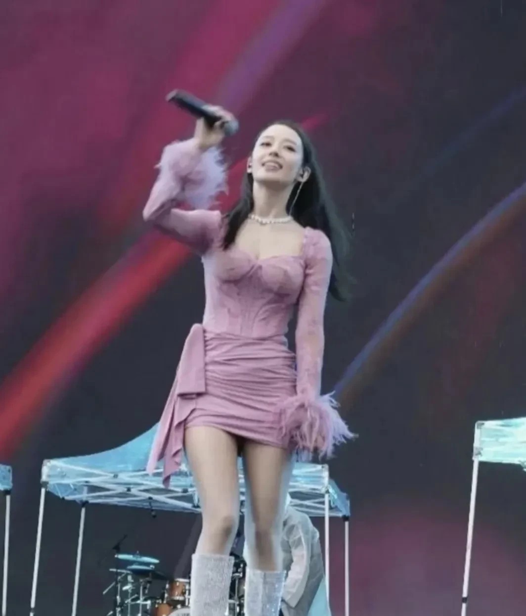 真看不出来吉娜的衣服这么贴肤色 ​