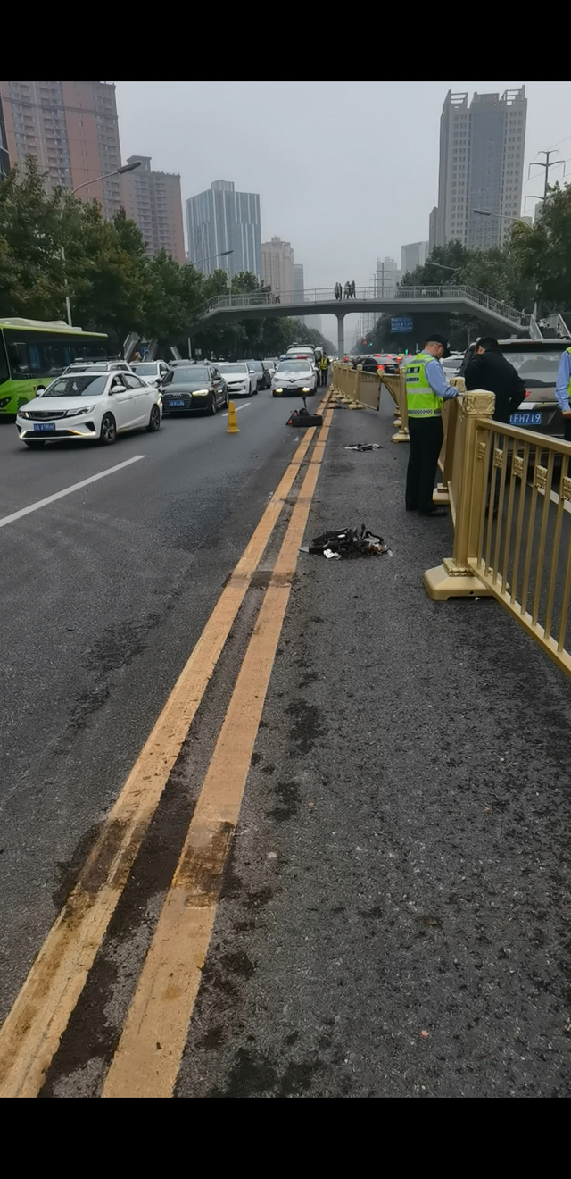 小事故因为断轴直接失控撞向对方车道
今天早上出的事故，方向为直行，被撞向护栏，压