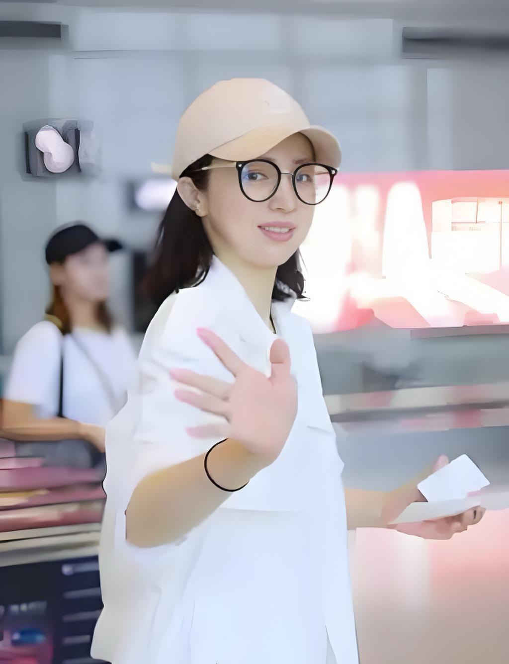 #分享你随手拍的风景# 
这女子气质真是绝了，大家能认出她是谁吗？