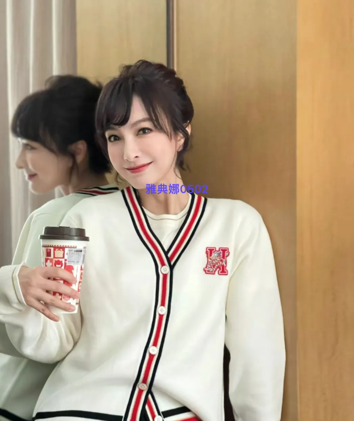 吴昕是真的老了，美颜相机也救不了！
韩式妆容丸子头学院风开衫，各种减龄因素，美颜