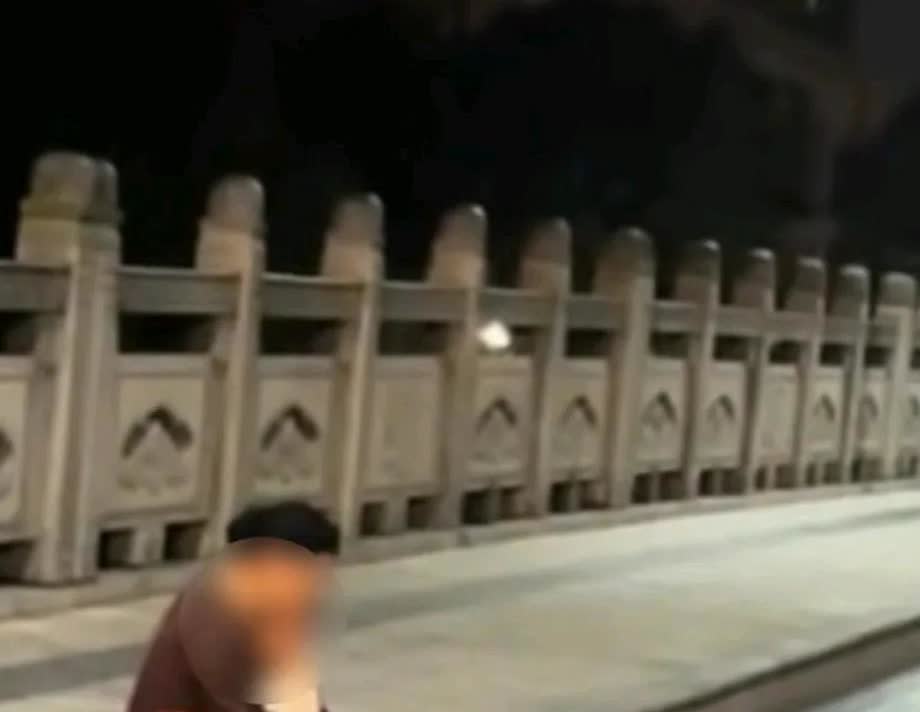 凌晨，男子看到一位母亲抱着孩子，坐在桥边的台阶上哭泣，男子没有上前打扰，而是选择