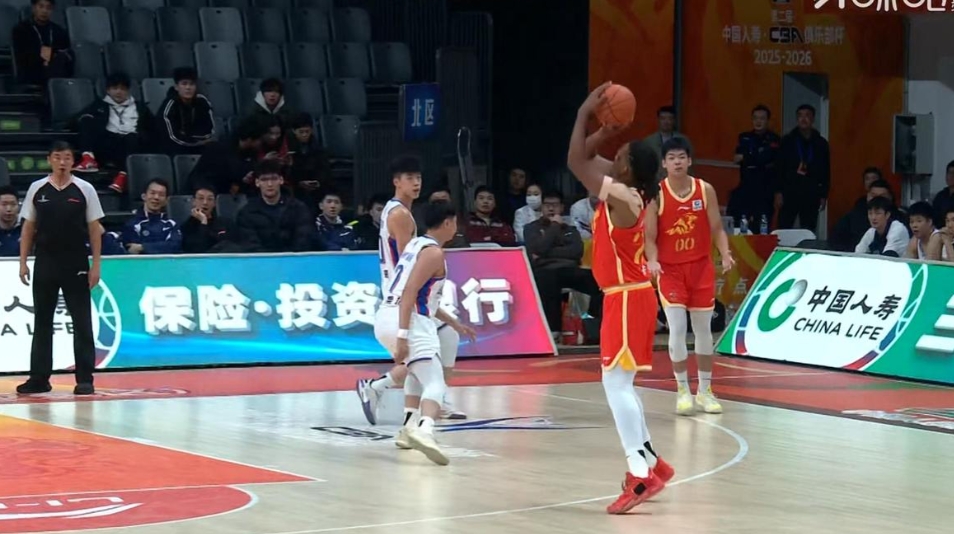 四个外援不断变换组合，浙江广厦男篮拿下俱乐部杯两连胜
潮新闻客户端 记者 曹林波