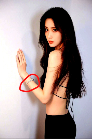 我敢说

全网现在最难过的就是孟子义了

不是因为她塌房了，也不是跟李昀锐闹掰了