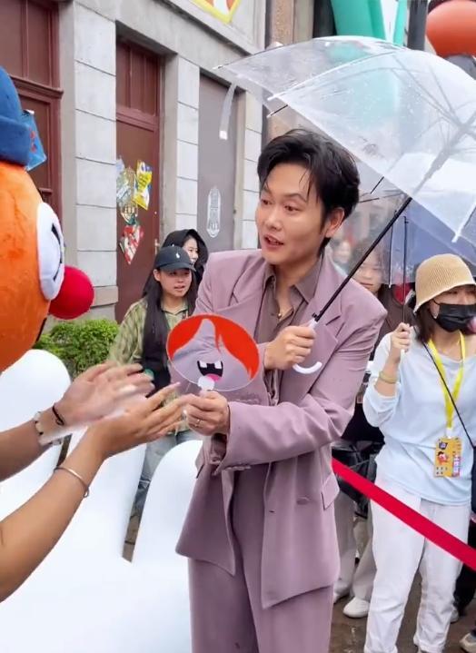 孟鹤堂来到青岛里院喜剧节现场。德云社这么大的咖来了，媒体、粉丝瞬间围了上来，相机