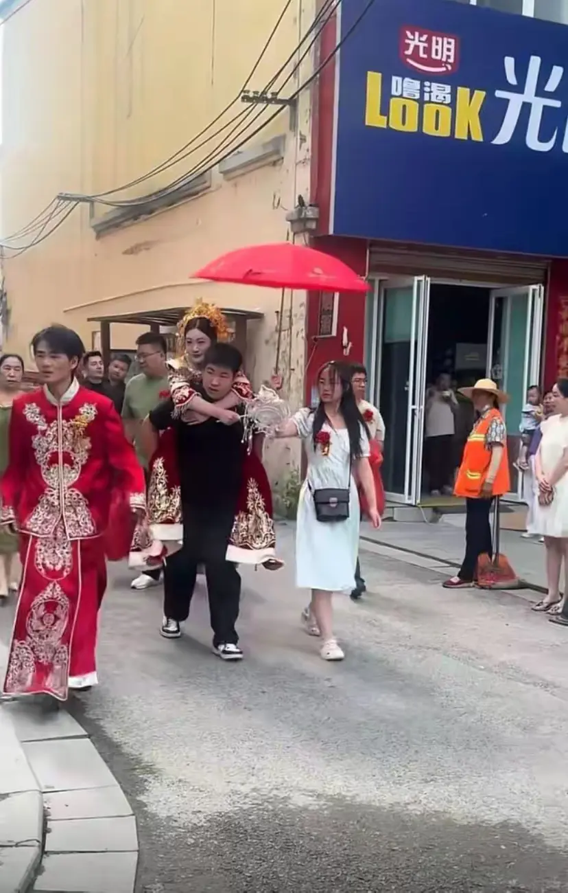 背新娘的是弟弟吧，新郎这小身板可得小心了