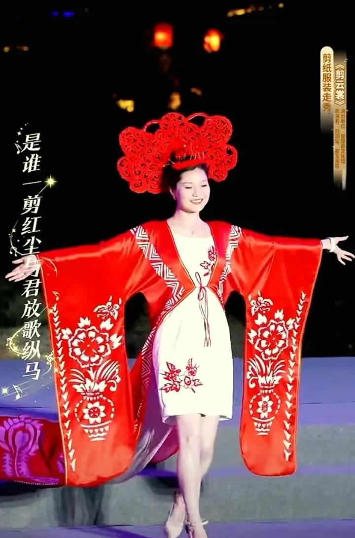 盼盼走秀虽然鞋带开了，但是丝毫不受影响，气场全开表现完美。
走秀的高跟鞋鞋带应该