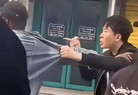 黑人男子骚扰女生被制止











光天化日之下，一名黑人男子竟然敢在