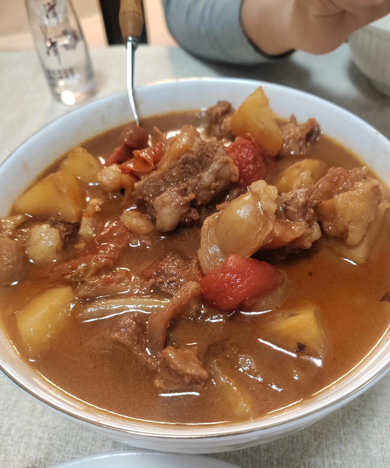 我结婚快二十年了，从没吃过一顿我老公做的饭。
有点绝对了，但是也差不多，我生病的
