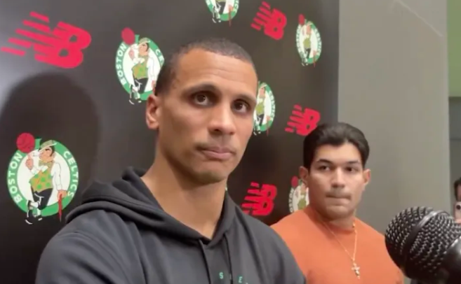 凯尔特人主教练乔-马祖拉接受媒体采访，谈到了勇士主教练史蒂夫-科尔之前的言论。