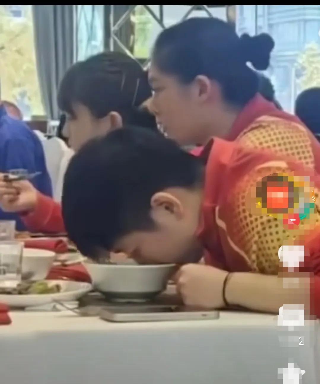 这张小脸全部趴在碗里的是谁呀！不过以前也看过莎莎吃饭的视频，她真的就是把脸趴在碗