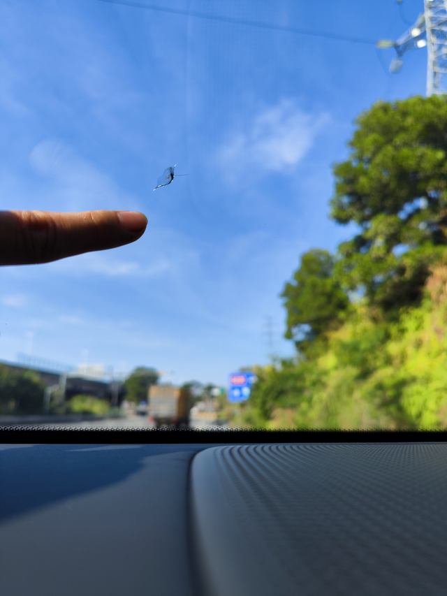 理想l7刚提车玻璃开裂
晚上提的车子，下午第一次真正开上了高速。在深圳外环高速是