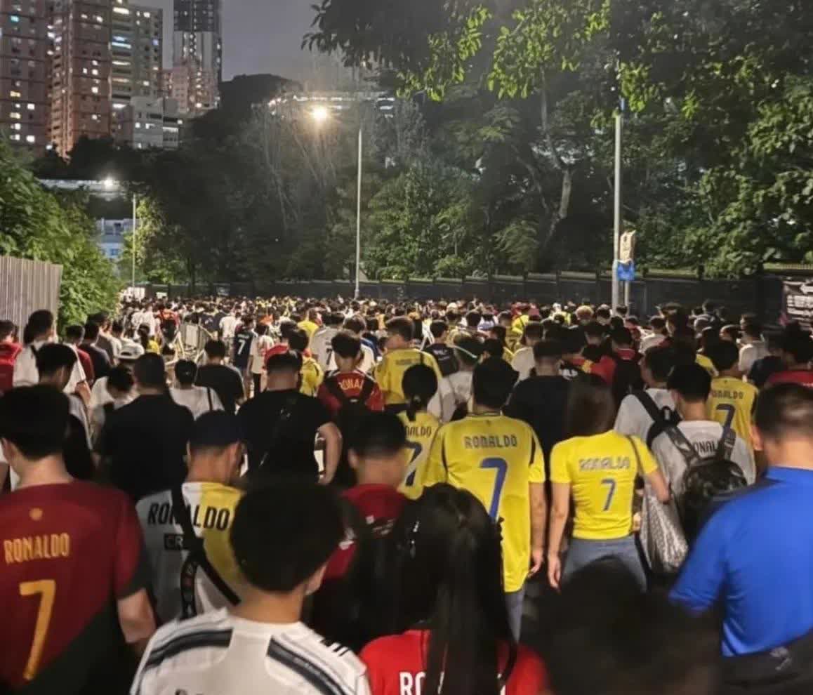 C罗来中国比赛，满大街都是穿C罗球衣的球迷，利雅得胜利、曼联、皇马、尤文、葡萄牙