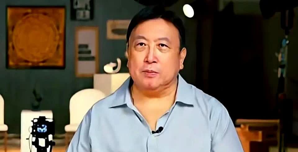 周星驰和吴孟达的关系为什么冷落了？

王晶在采访里提过一嘴，说两人早年在天津