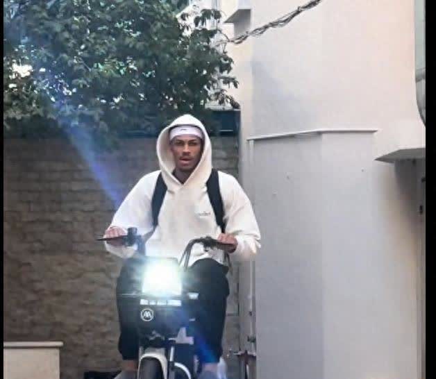 昨晚广东队宣布贝兹利取消注册后，今天早上贝兹利的动态来了

广东队从新疆回到