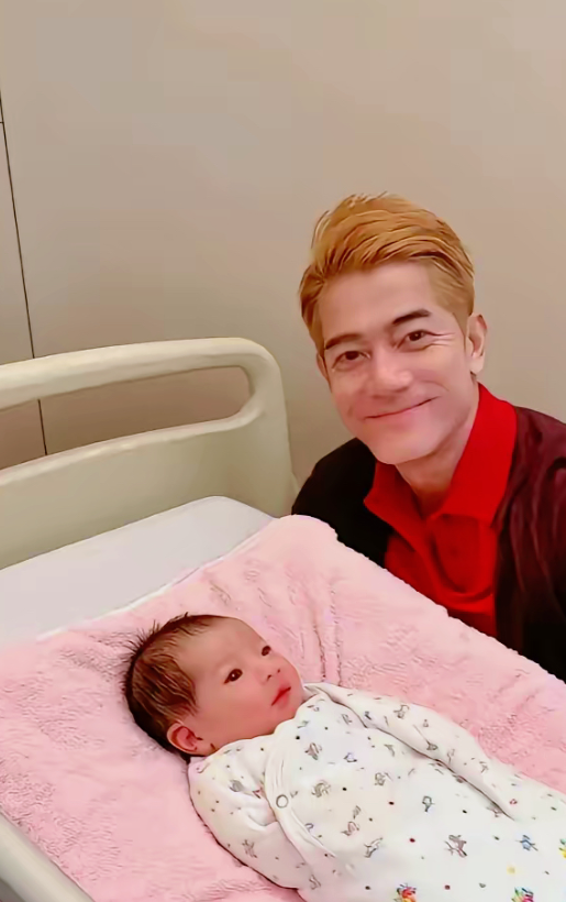 老父亲满眼含笑，小娃娃好萌啊！虽然没能儿女双全，但看得出来郭富城还是开心的，毕竟
