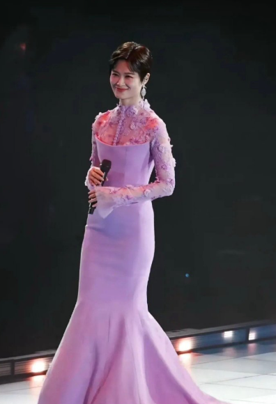 活久见啊，李宇春居然穿裙子了，还是这种颜色娇嫩的裙子！ ​​​