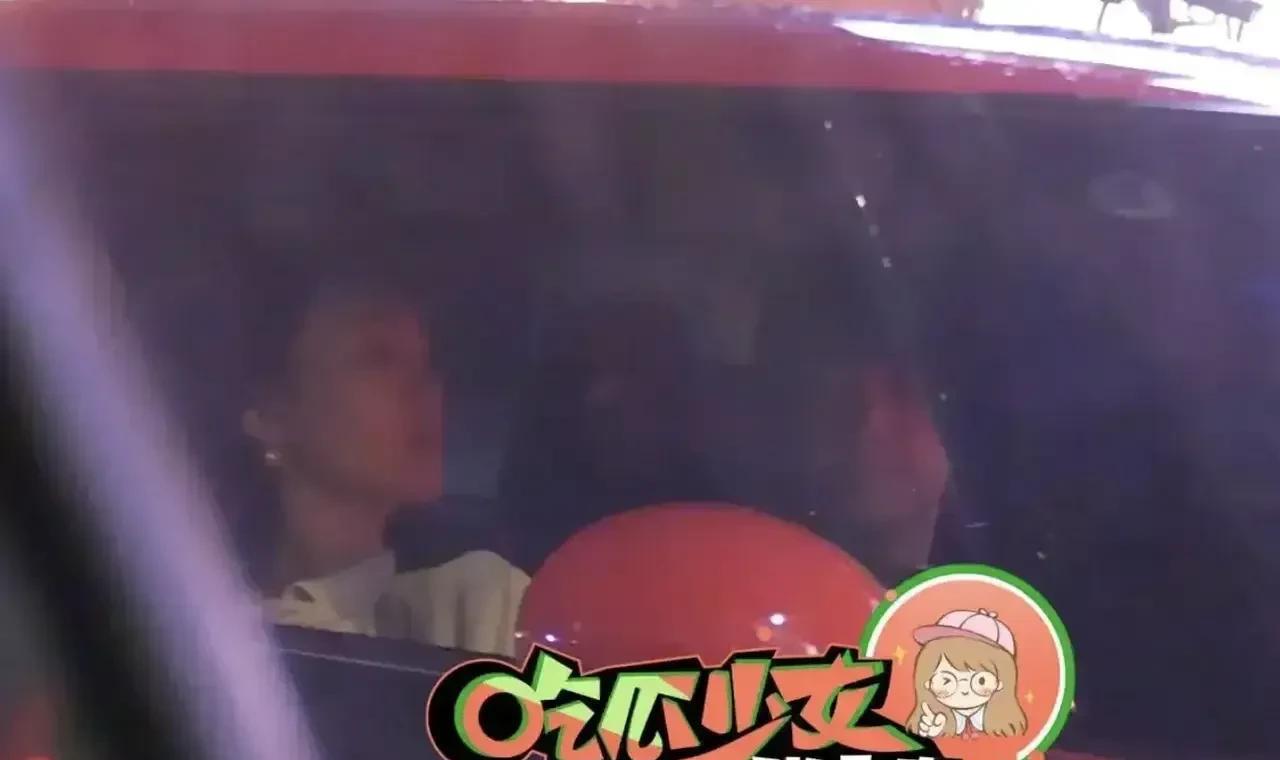 林更新：不是同一个
读博士的林更新，之前被爆料和小十一岁的校花女友同居，俩人感情