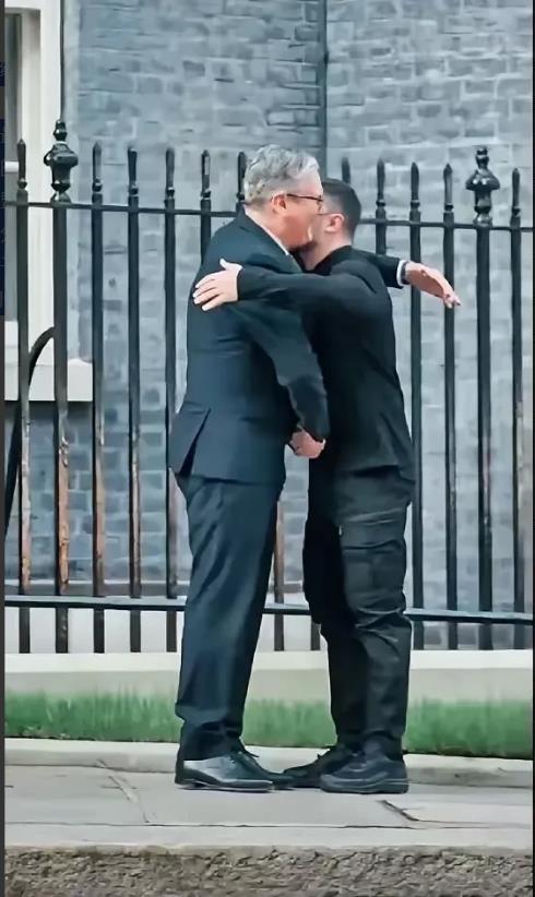 屈辱48小时后反击！  乌总统伦敦上演大戏，英国新首相竟当街张开双臂强拥30秒。