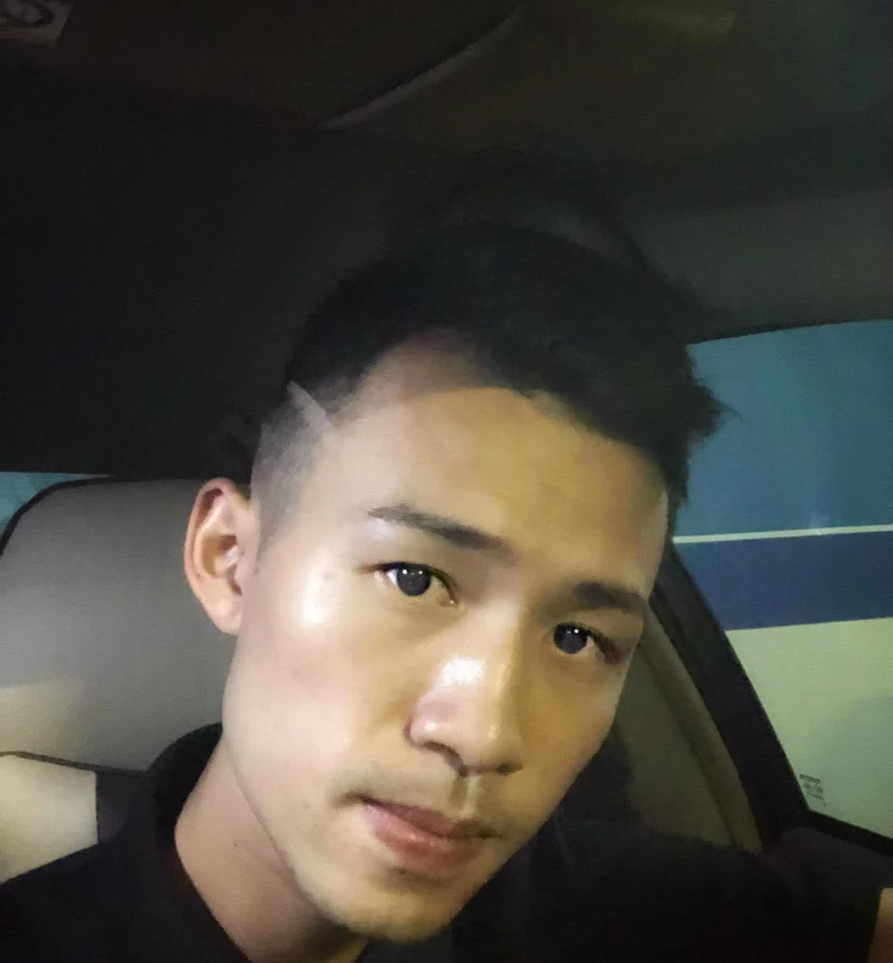 刚刚散步的时候，看到从一辆粤字牌照的车上下来一个三十多岁的男子，身高大约167，